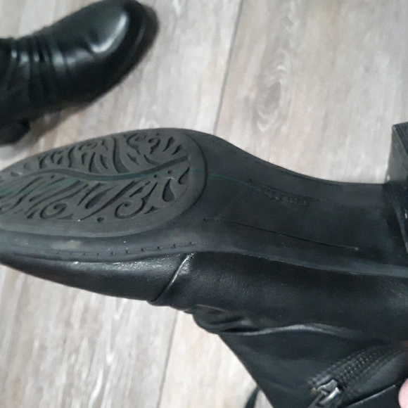 Earth black leather ankle boots. Size 7.5 - Picture 7 of 11